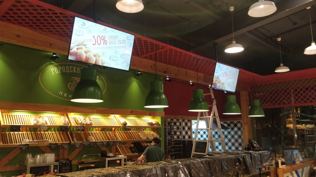 Было необходимо реализовать возможность наглядной трансляции медиа контента в заведении