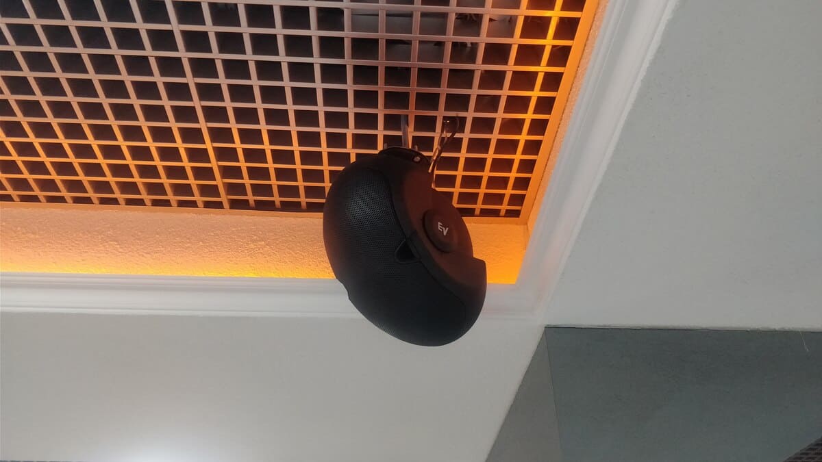 Заказчику было необходимо получить качественную фоновую озвучку помещения