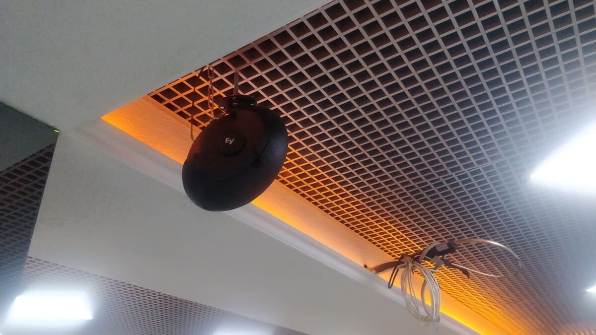 Произведена полная поставка комплекта звукового оборудования. Произведён монтаж, настройка и ввод в эксплуатацию.