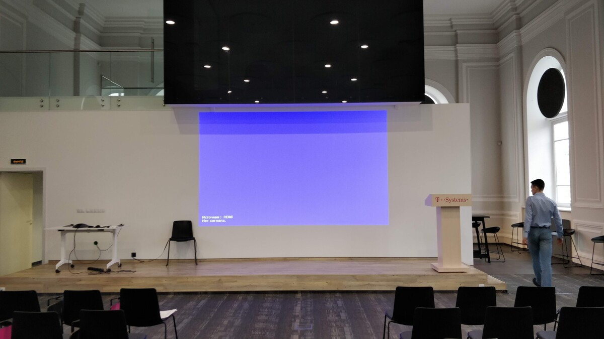 Требовалось провести установку четырёх микрофонных баз Sennheiser, антенного сплиттера и общую ревизию системы звуковоспроизведения. Заказчик особенно указывал на наличие радио-помех, которые часто мешали нормальной работе старых радио-микрофонов