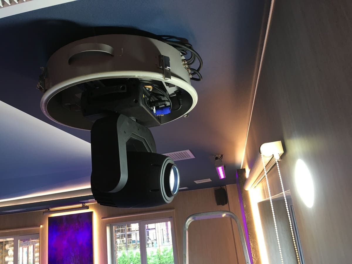 Поставка комплекта кабеля, выполнение закладки трасс и вывода точек питания оборудования. Установка комплекта оборудования. Подключение устройств. Выполнение настройки оборудования. Обучение заказчика основам управления оборудованием.