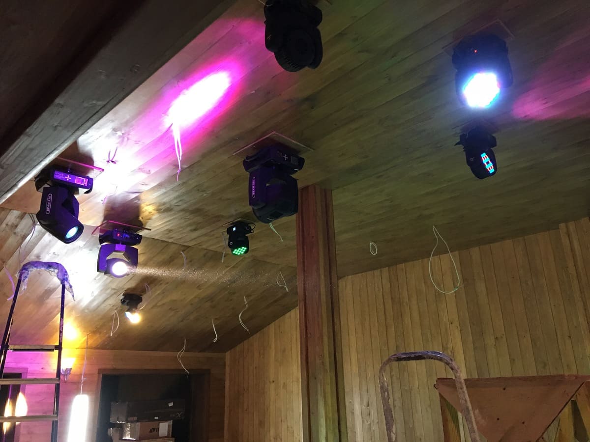 Была произведена полная поставка комплекта звукового оборудования. Произведён монтаж акустики и прокладка кабельных трасс. Произведена полная поставка комплектов звукового и светового оборудования. Настройка и сборка шкафа управления. Сборка сценической конструкции и сопутствующего оборудования. Подключение телевизоров и полный тест работы караоке-системы. Точная подстройка оборудования