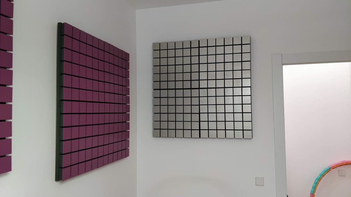 Была произведена полная поставка комплекта студийного оборудования, монтаж и наладка, произведено начальное обучение заказчика работе с оборудованием