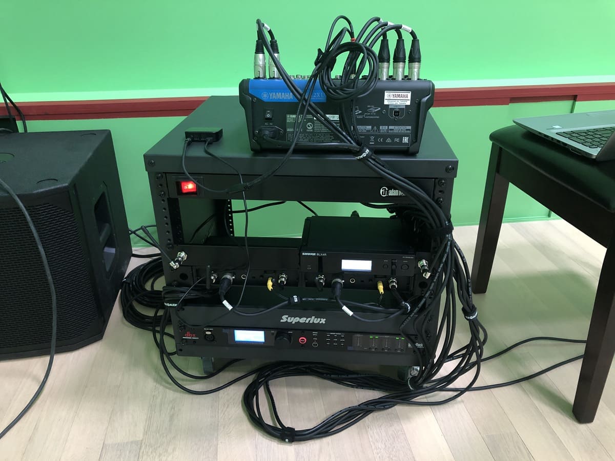 Поставка комплекта кабеля и оборудования
Проведение консультаций и технического надзора
Обучение заказчика основам управления оборудованием
Реализованное решение понравилось заказчику. Он отметил простоту управления, качественный звук, а также эффектный дискотечный свет.