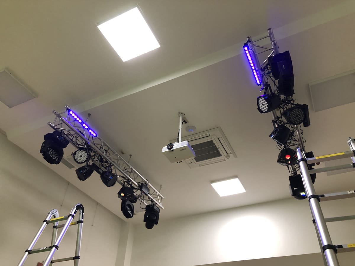 Оснастить звуковым и световым оборудованием помещение для проведения корпоративов и караоке