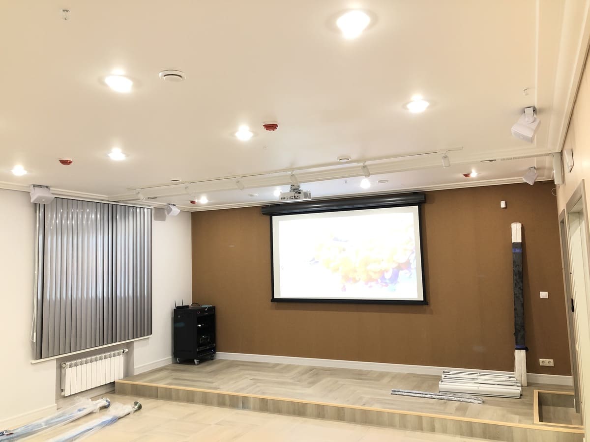 Особенностью монтажа на данном объекте было требование к минимизации вибраций от аудиосистем, которые могли бы передаваться на стены, потолок и при проведении занятий мешать соседним арендатором. Задача была решена применением специальных виброшайб в кронштейнах.