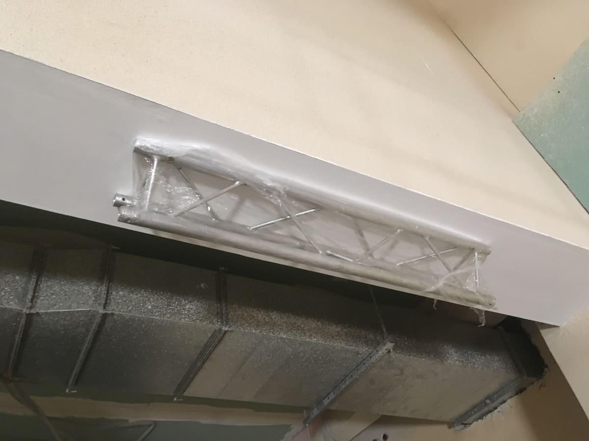 Поставка комплекта кабеля и выполнение закладки трасс и вывода точек питания оборудования. Установка комплекта оборудования. Подключение устройств. Выполнение настройки оборудования. Обучение заказчика основам управления оборудованием.