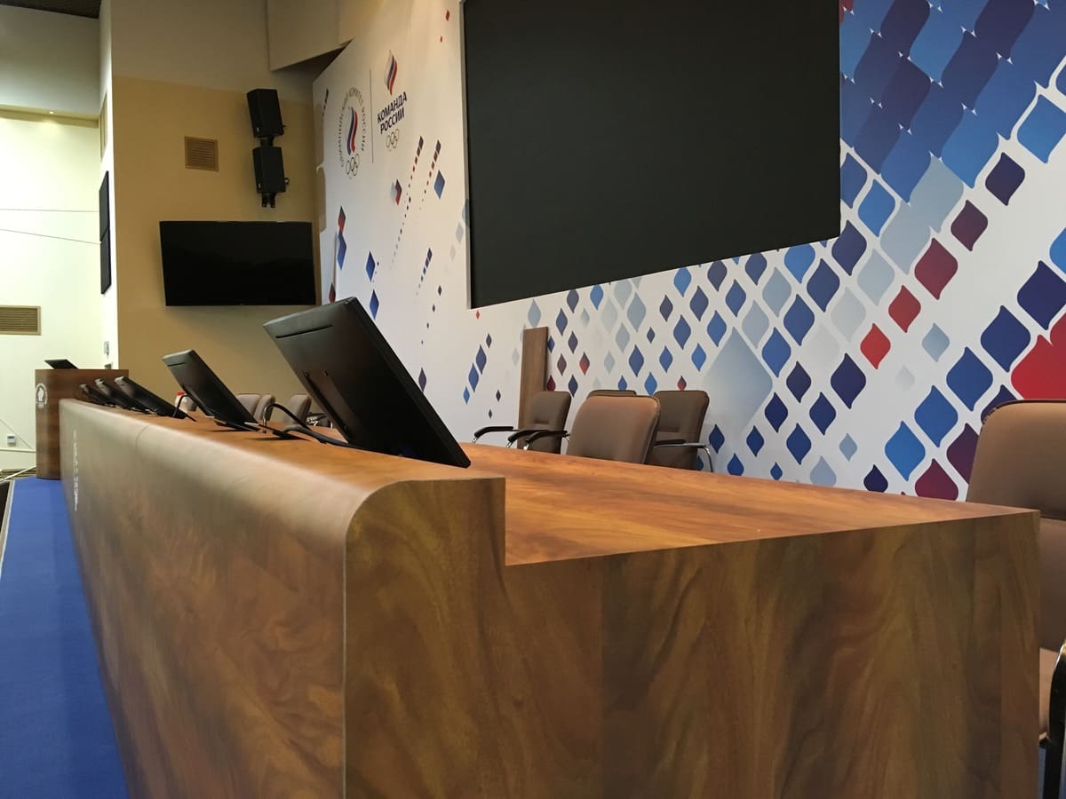 Оснастить главный концертный зал монолитным бесшовным разборным столом с системой отображения контента. Усовершенствовать пункт управления звуковыми и видео потоками