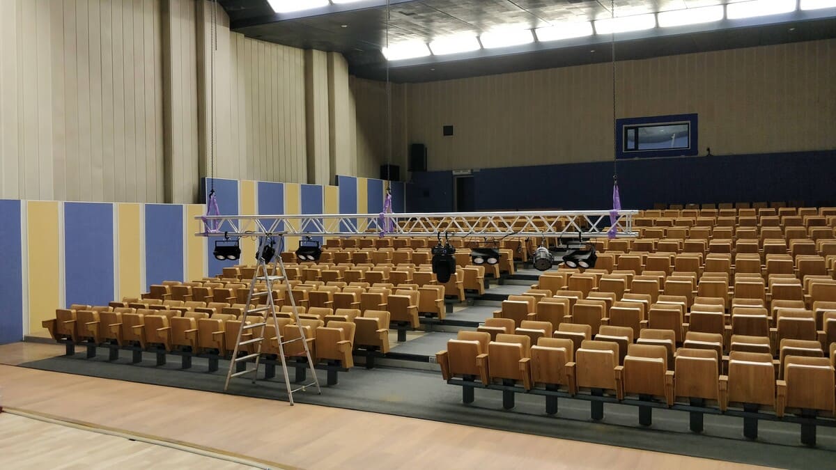 Требовалось оснастить световым сценическим оборудованием помещение заводского концертного зала для организации комфортного выступления. Заказчик также желал иметь возможность управления оборудованием через iPad.