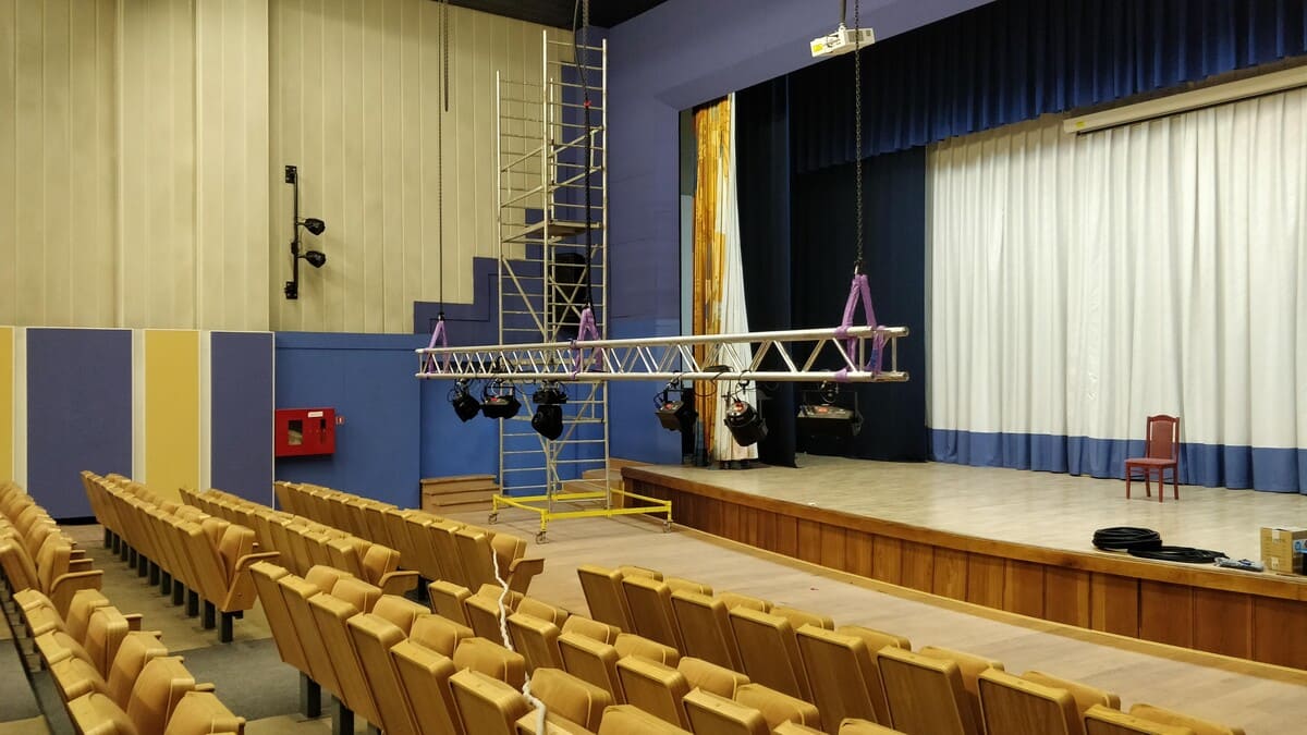 Полная поставка комплекта светового оборудования. Монтаж и ввод оборудования в эксплуатацию с последующим обучением персонала.