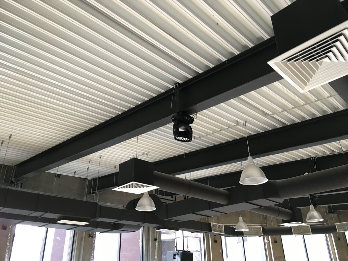 Была произведена разработка и производство специального кастомного крепления к
двутавровым балкам для светового оборудования. Произведён монтаж светового оборудования, его подключение и ввод в эксплуатацию. Написаны пресеты для различных сценариев засветки выступающих