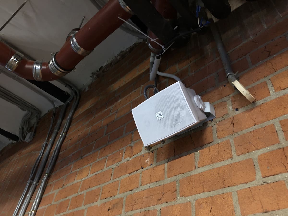 Монтаж производился в уже готовом помещении и был сделан аккуратно, без загрязнения ковролина красной кирпичной пылью. После завершения всех монтажных работ была произведена тонкая настройка аудиопроцессора и управляемого удалённо микшерного пульта.