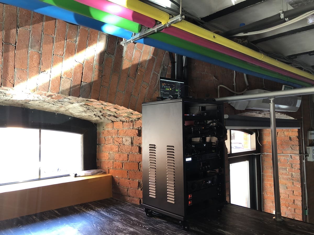 Заказчику требовалась простая и качественная озвучка конференц-зала