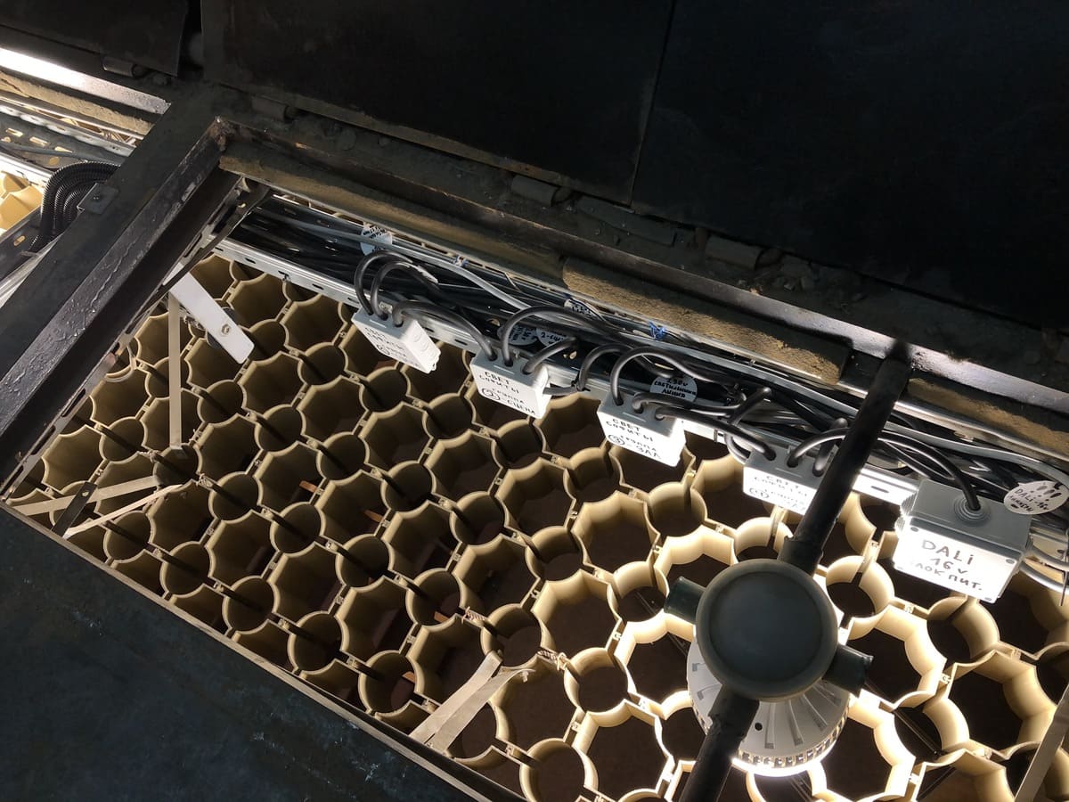 Изучили объект и нашли решение в применении компактных и мощных Spot-Wash светильников с регулируемым углом раскрытия 10-60* и возможностью выноса блока питания за пределы нижнего корпуса, с дальнейшей установкой в распаянные коробки в лотке по линии силового питания.
Заказчик был приятно удивлён контрастностью сценического пространстве с учётом дополненного освещения
Также высокую оценку получила архитектурная сесть решения, светильники смотрятся стильно и не вызывают никакого диссонанса с оригинальным