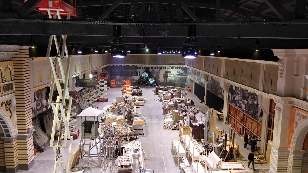 Произвели полный цикл работ на данном объекте: разработка проекта, изготовление индивидуальных металлических струбцин для надёжного крепления световых приборов потолочным фермам, поставка комплекта оборудования, монтаж комплекта оборудования, настройка комплекта оборудования, техническое сопровождение значимых мероприятий, обучение персонала работе и обслуживанию аппаратного комплекса, гарантийное сопровождение