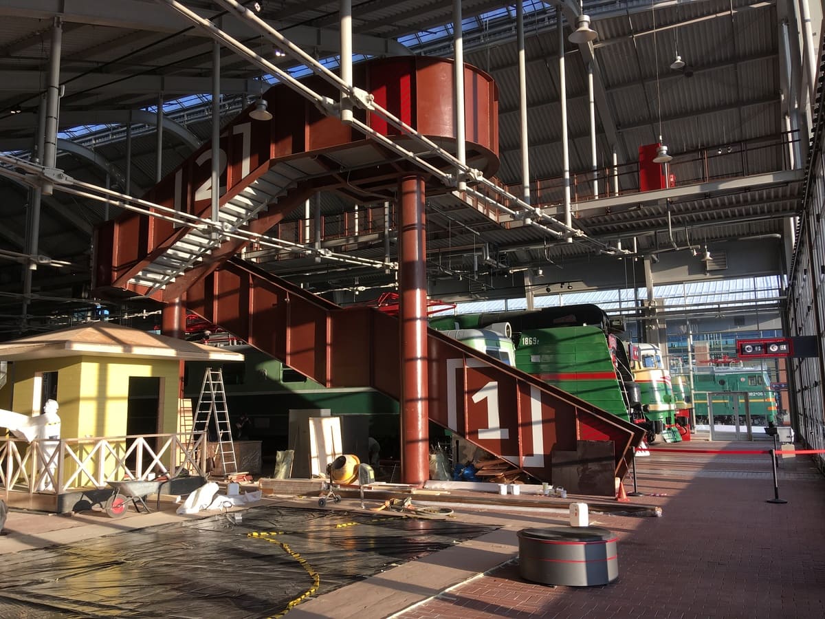 Для демонстрации технологии будущего, которая позволит создавать модульные ЖД составы, были закуплены и установлены настоящие промышленные роботы FANUC, под них были написаны особые драйвера и графический интерфейс, которые позволят посетителям музея опробовать проектируемое решение заранее. Объект, в силу своей масштабности, был поделён на несколько частей.