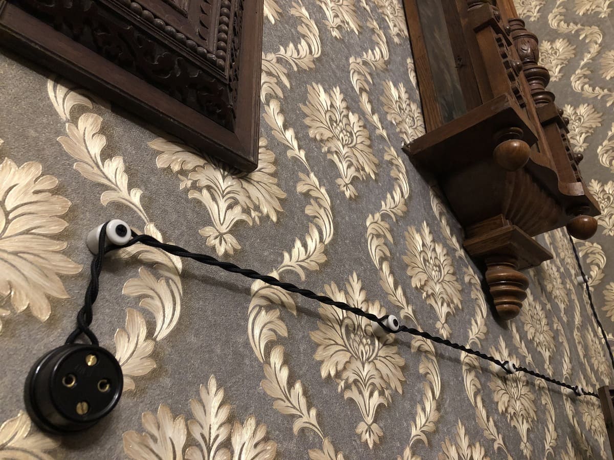 Поставка комплекта кабеля и выполнение протяжки трасс.
Установка комплекта оборудования.
Подключение устройств. Выполнение настройки оборудования и формирование многоканальной аудиодорожки в ПО Adobe Audition.
Обучение заказчика основам управления оборудованием
Получившееся решение полностью удовлетворило заказчика. Атмосфера квартир и улиц, воссозданных в музее блокадного Ленинграда, стала захватывающей