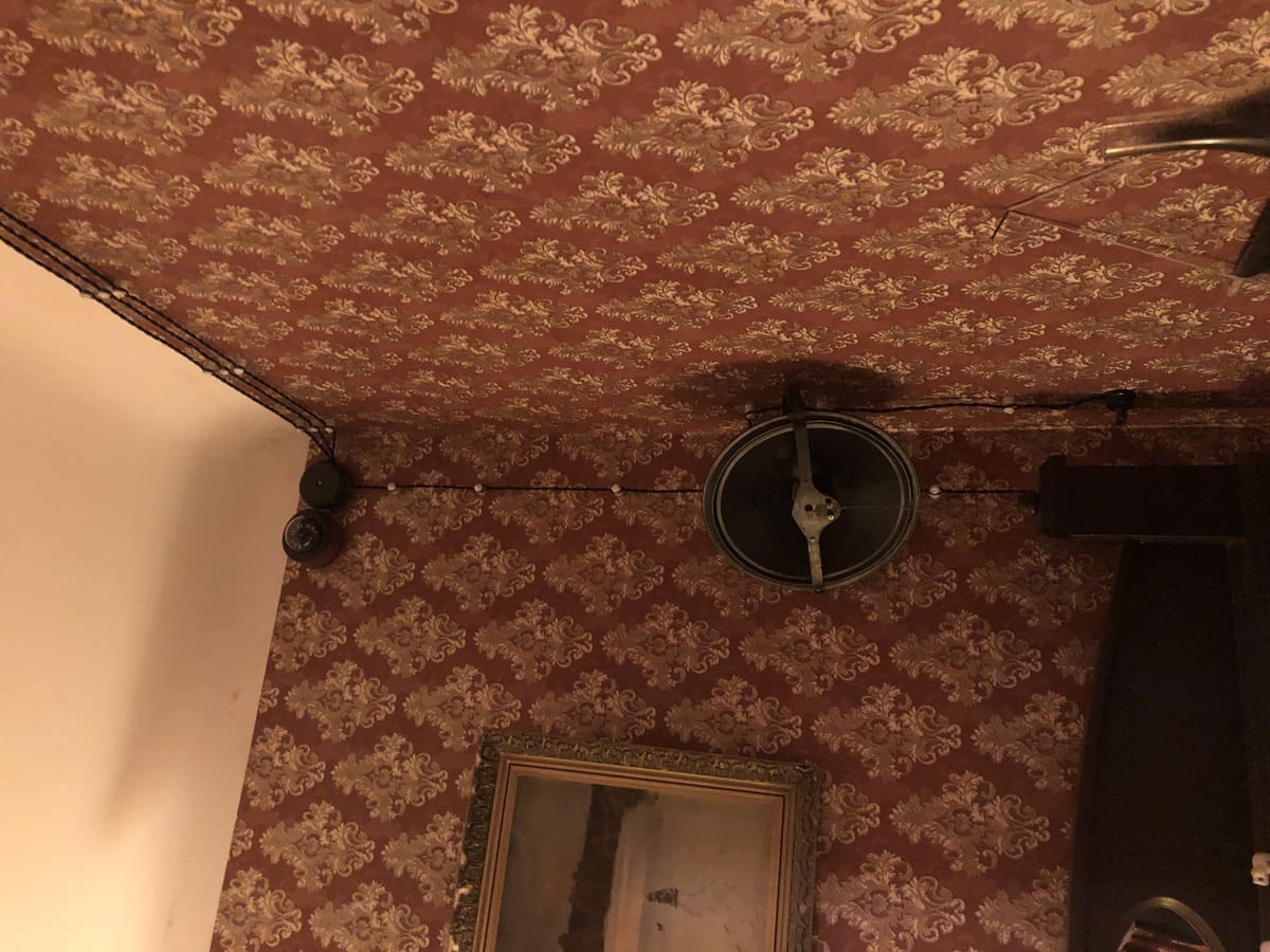 Реализовать работу вещательного оборудования времён Великой Отечественной войны. Была поставлена задача подключить к современным аудио-усилителям оригинальные звуковые тарелки производства 1910-1945гг., которые использовались в квартирах жителей блокадного Ленинграда для получения сводок с фронта, сигналов воздушной тревоги и других оперативных информационных сообщений