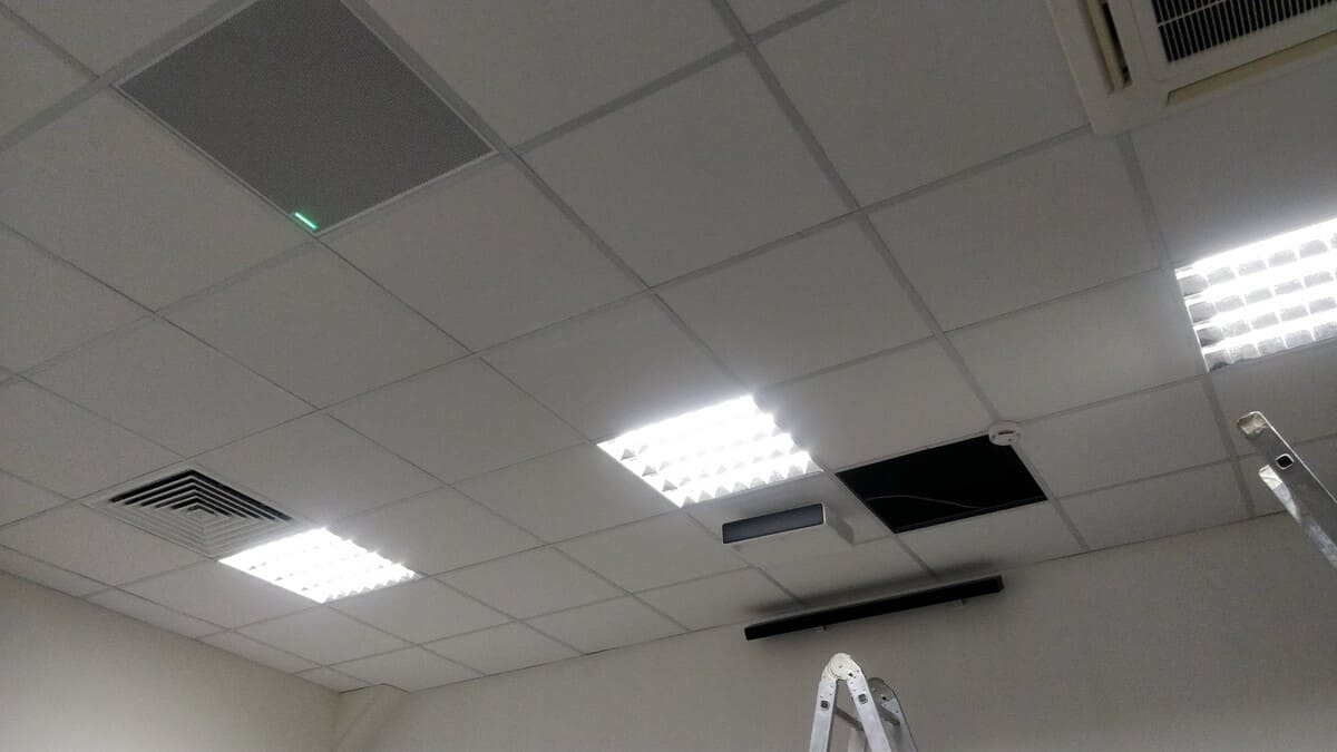 Требовалось организовать качественную аудиосистему и яркий видеопроектор для проведения презентаций с сопровождающим видео-потоком. Важным требованием была качественная интеграция микрофонов с платформой для проведения видео-конференций ZOOM