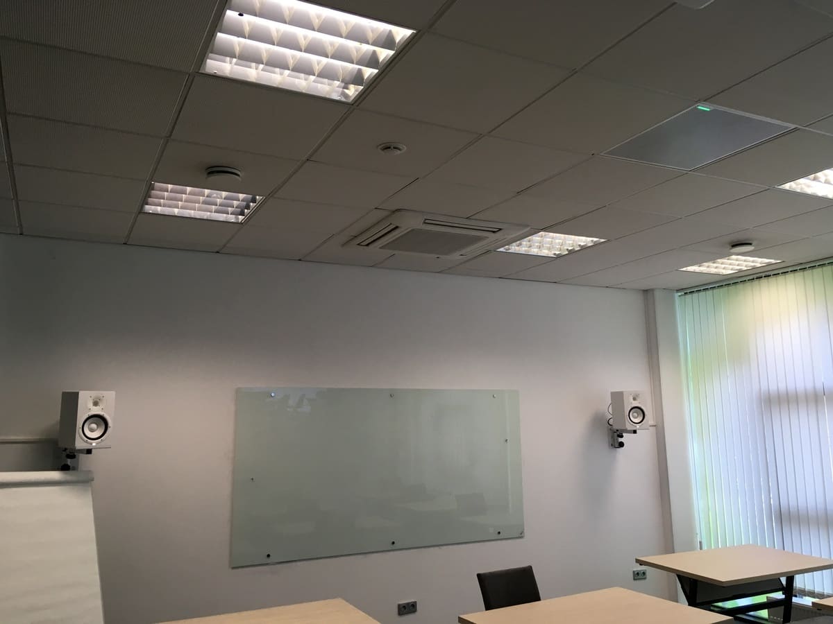 Заказчику требовалось создать переговорную комнату, в которой можно было бы менять положение спикеров. В помещении требовалось организовать качественную аудиосистему и яркий видеопроектор для проведения презентаций. Очень важным требованием была качественная интеграция микрофонов с платформой для проведения видео-конференций ZOOM.