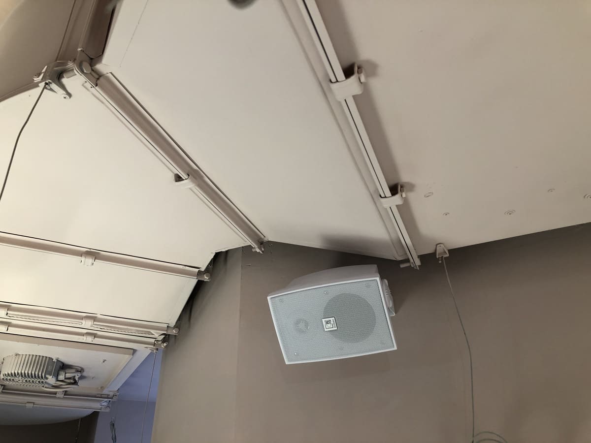 Требовалось сделать простую и качественную многозонную систему озвучивания с удалённым
управлением через приложение на ПК/телефоне администратора