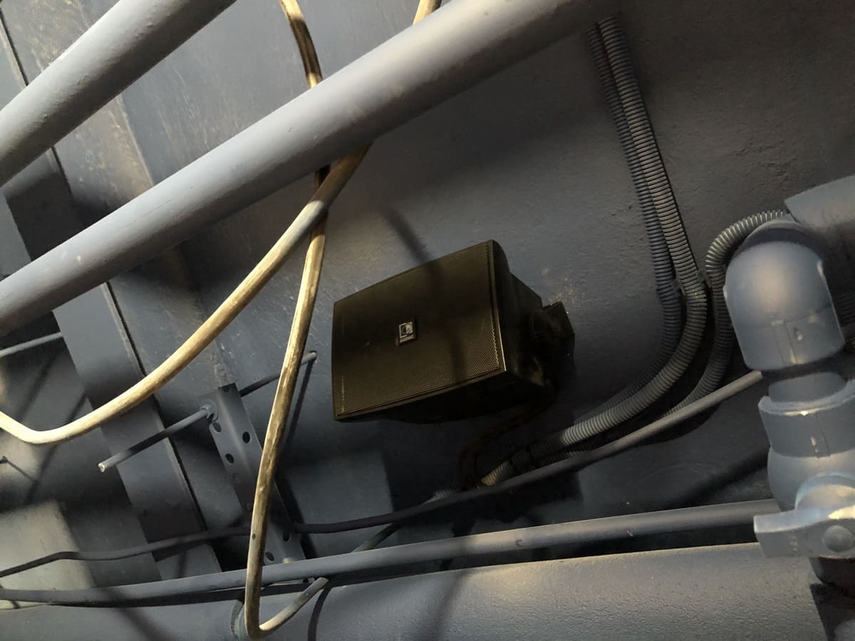 Работы были проведены в два этапа.
На этапе чернового ремонта проложили все необходимые кабели и отметили точки для закладных под акустику
На втором этапе были смонтированы акустические системы и управляющая аппаратная стойка, произведена финальная настройка, установка приложений на ПК и телефон администратора, обучение использованию звуковой системы