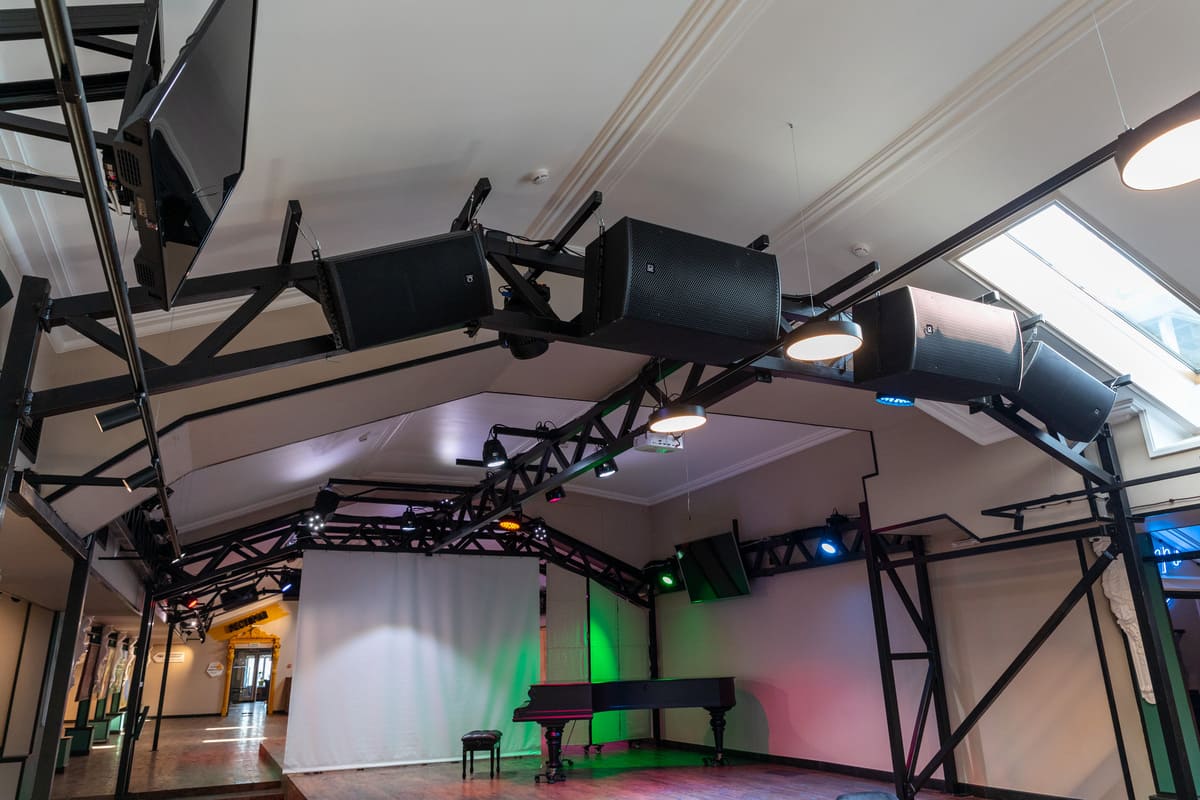 Спроектировать и интегрировать систему доставки видео- и аудио- контента по всей территории ресторанного комплекса. Создать малозаметную систему озвучивания и освещения сцены