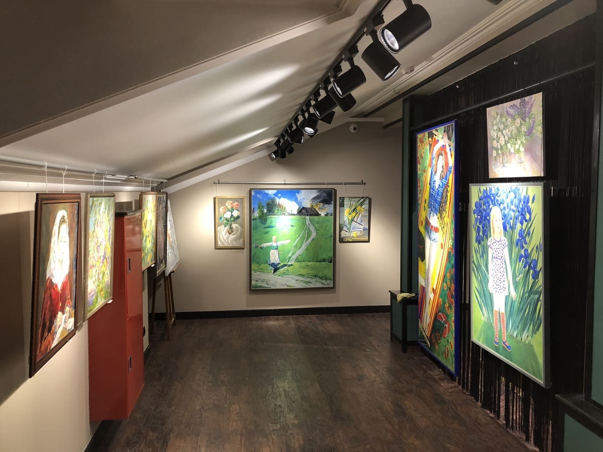 Поставка кабельной продукции и проведение работ по прокладке кабельных линий. Подготовка точек питания оборудования. Подготовка конструктивов для подвеса оборудования и технологических ниш для установки монтируемых устройств. Установка оборудования фоновой озвучки и телевизоров по всей территории объекта. Установка оборудования для освещения и озвучивания сцены и караоке. Предварительная проверка работы всех систем в комплексе. Финальная настройка конфигураций