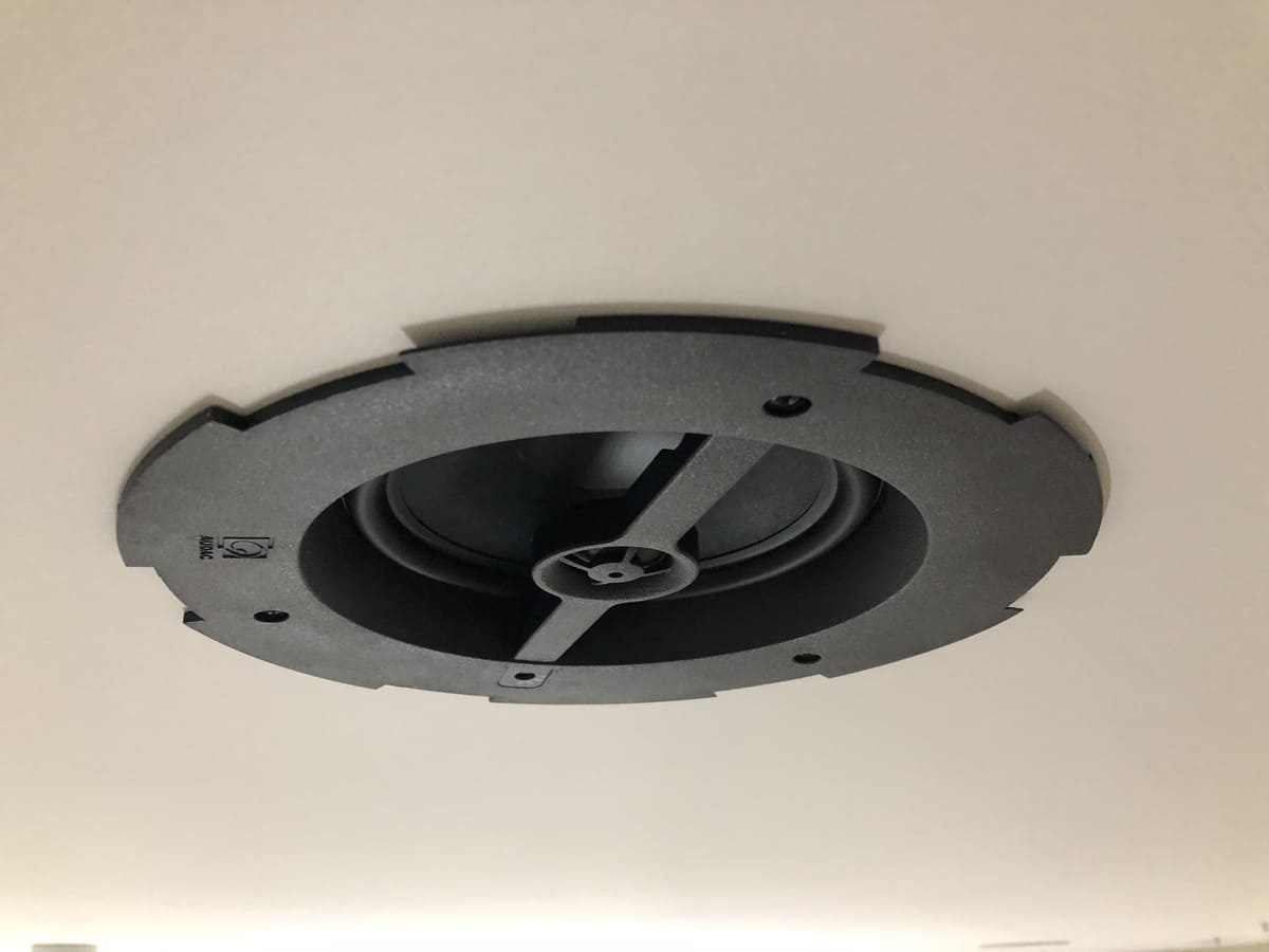 Заказчик получил качественную аудиосистему с поддержкой множества источников сигнала. Нежелательное проникновение звука за пределы танцевальных классов в жилые помещения было успешно устранено