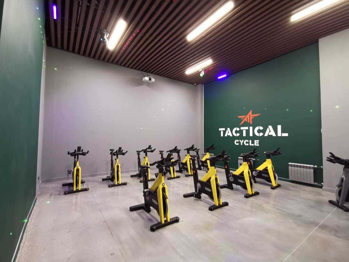 Спортивный клуб Tactical GYM стал первым в Санкт-Петербурге спортклубом, где был установлен большой светодиодный экран с шагом пикселя 2,5mm. Также, по отзывам клиентов клуба, техническое оснащение Tactical, превосходит по технологичности оснащение конкурирующих площадок