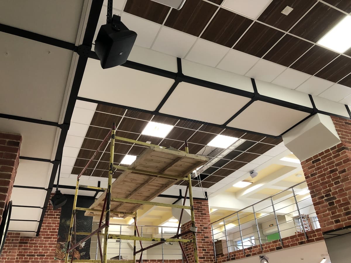 Оснастить помещение столовой звуковым оборудованием для воспроизведения фоновой музыки и спортивных трансляций в бизнес центре