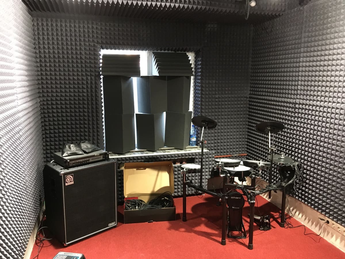 Требовалось подобрать комплект оборудования и оснастить новую студию звукозаписи в г.Абакан. Заказчику была интересна акустическая обработка двух помещений студии - комнаты оператора и комнаты для записи музыкантов.