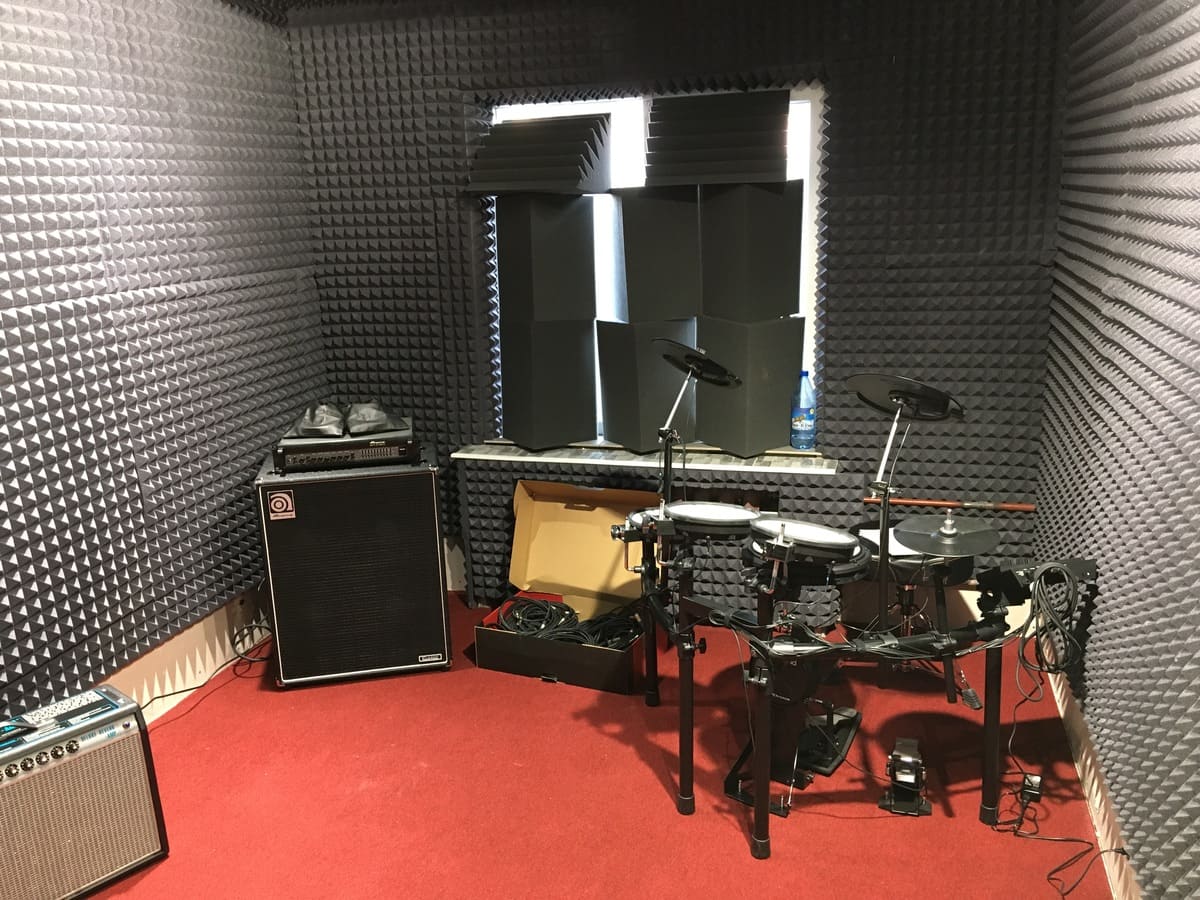 Была произведена полная поставка комплекта студийного оборудования. Произведён выезд монтажной бригады в г.Абакан во главе с инженером-звукотехником. Проведена финальная настройка и тестирование работы студии.