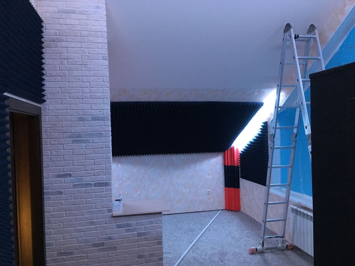 Выезд на объект и проведение замеров акустики помещений. Производство акустических диффузоров и пошив штор по индивидуальному эскизу. Поставка комплекта материалов и комплектующих на объект. Монтаж материалов, подвес штор и подключение электронной подсветки.