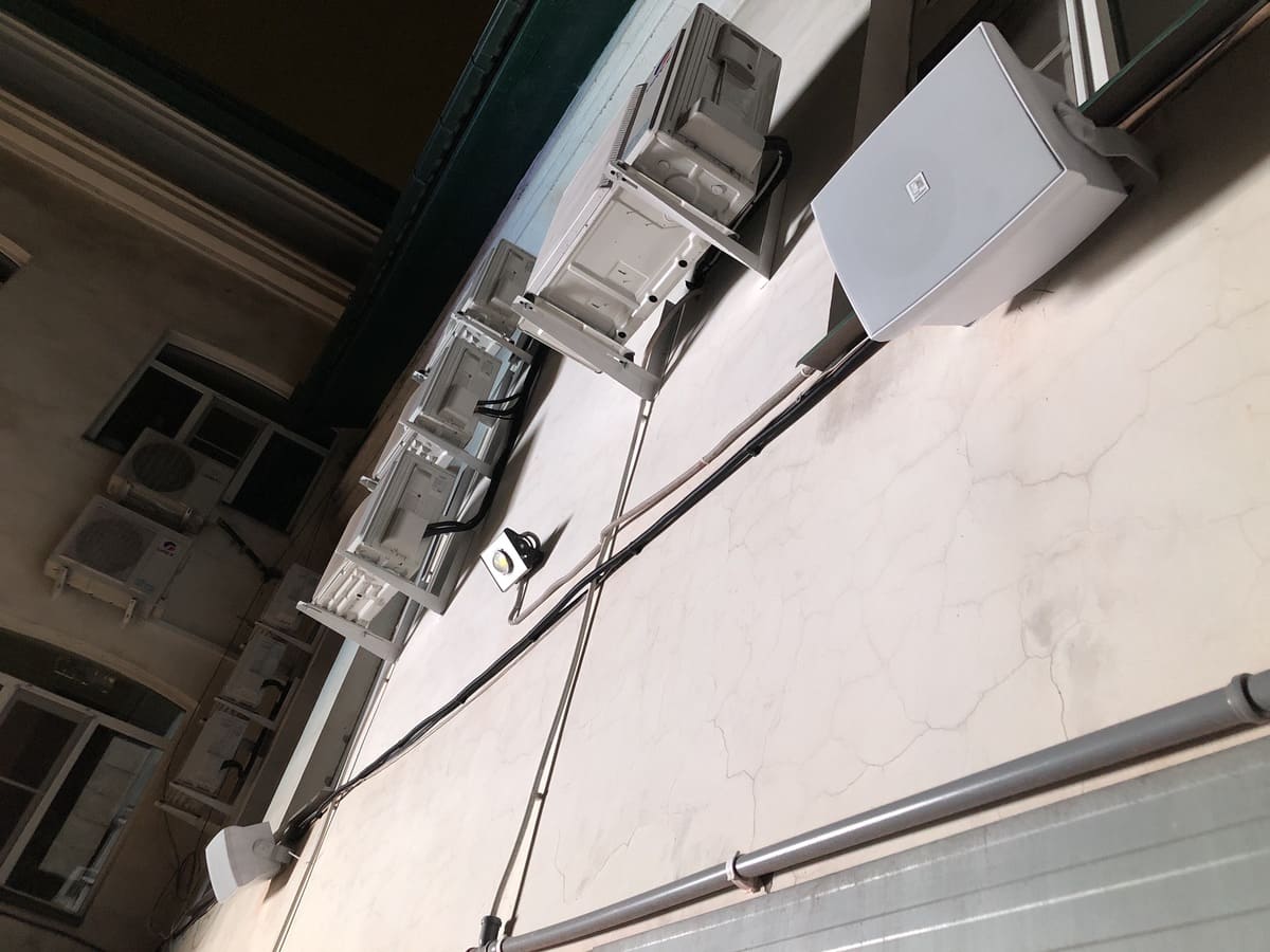 Поставка комплекта кабеля и выполнение протяжки трасс и вывода точек питания оборудования.
Установка комплекта оборудования. Подключение устройств. Выполнение настройки оборудования.
Обучение заказчика основам управления оборудованием.
Заказчик отметил гибкость получившегося решения, благодаря наличию удалённого управления с мобильных устройств.