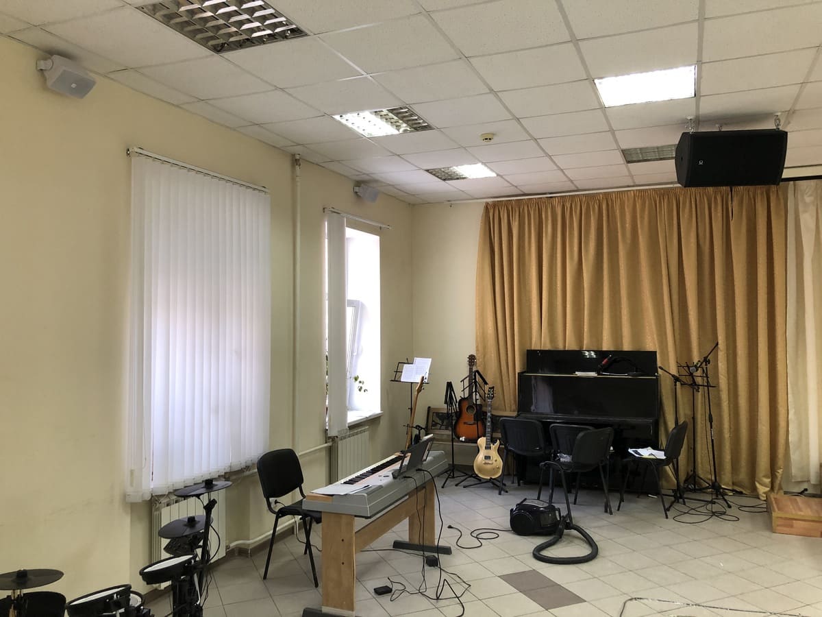 Оснастить звуковым оборудованием помещение для проведения
церковных мероприятий