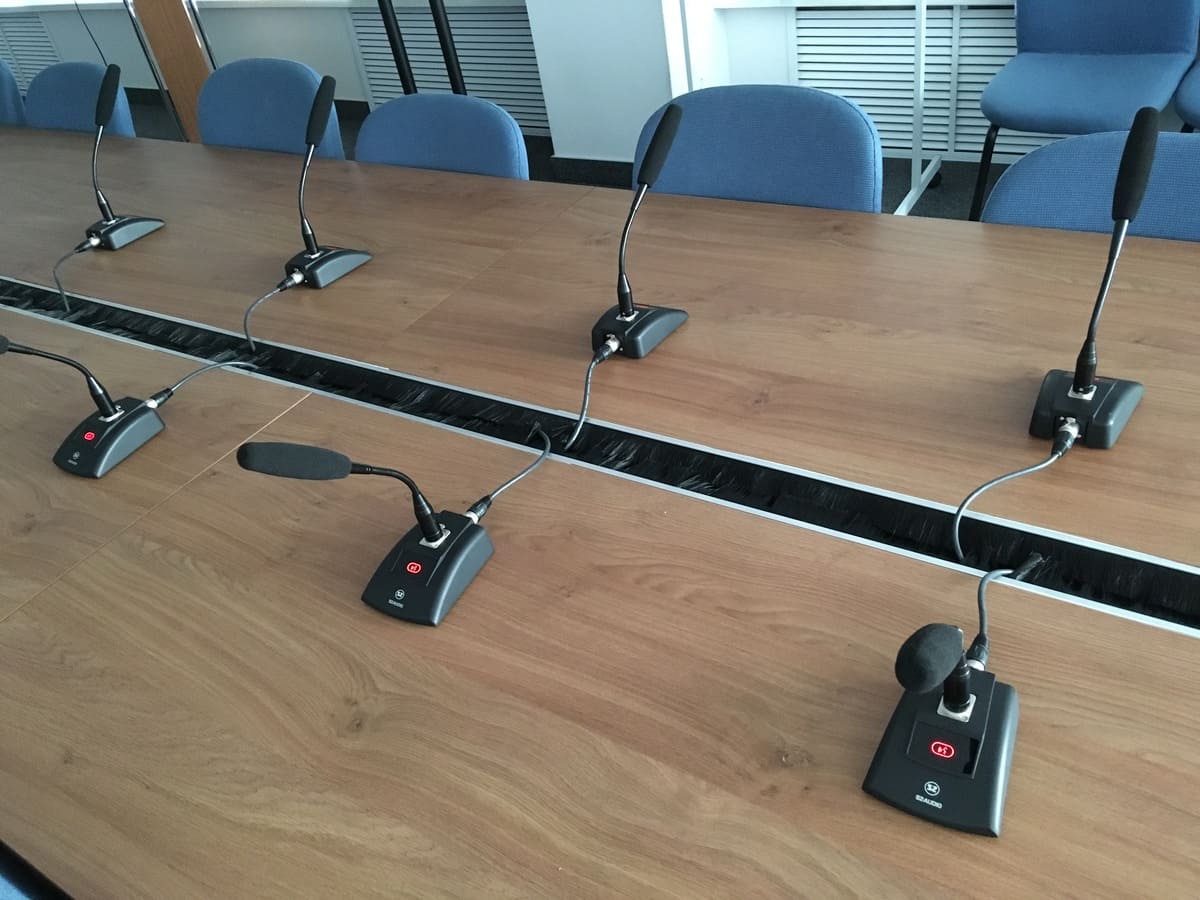 Установка общего освещения и подсветки фотографического фона
Установка светодиодного экрана
Установка акустических систем
Установка и настройка микрофонов
Финальная общая отладка и ввод в эксплуатацию.