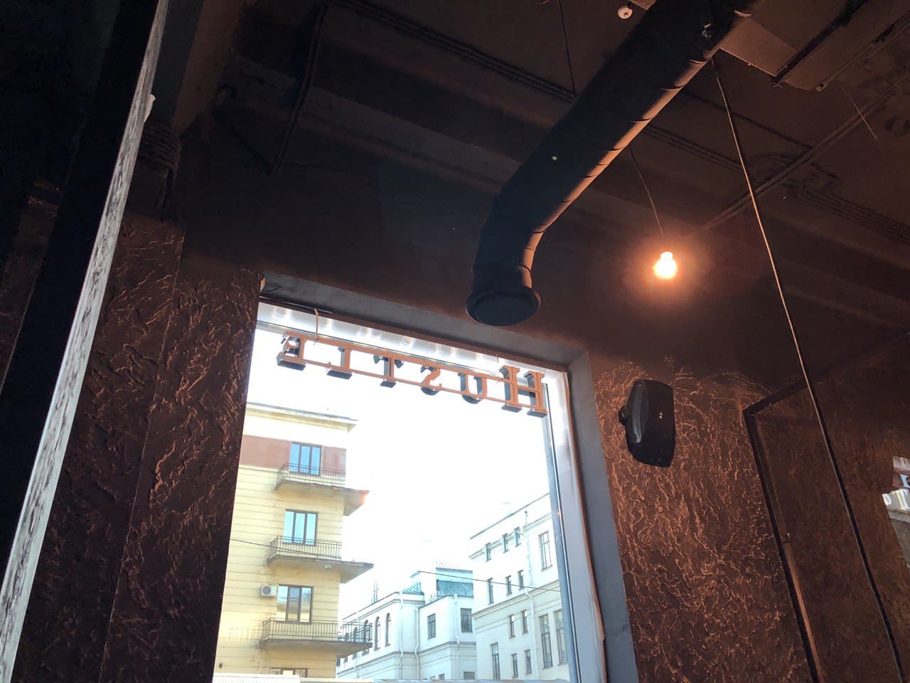 Оборудование было доставлено и настроено в короткие сроки по просьбе заказчика. Все позиции были подобраны с учетом плана и интерьера помещения. Оборудование гармонично вписалось в общий вид кальянной. Заказчик остался доволен проделанной работой