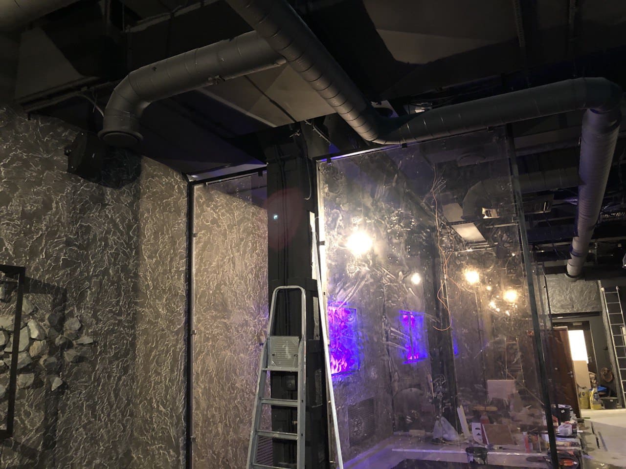 Заказчику требовалось оснастить кальянную звуковым оборудованием для фоновой озвучки помещения