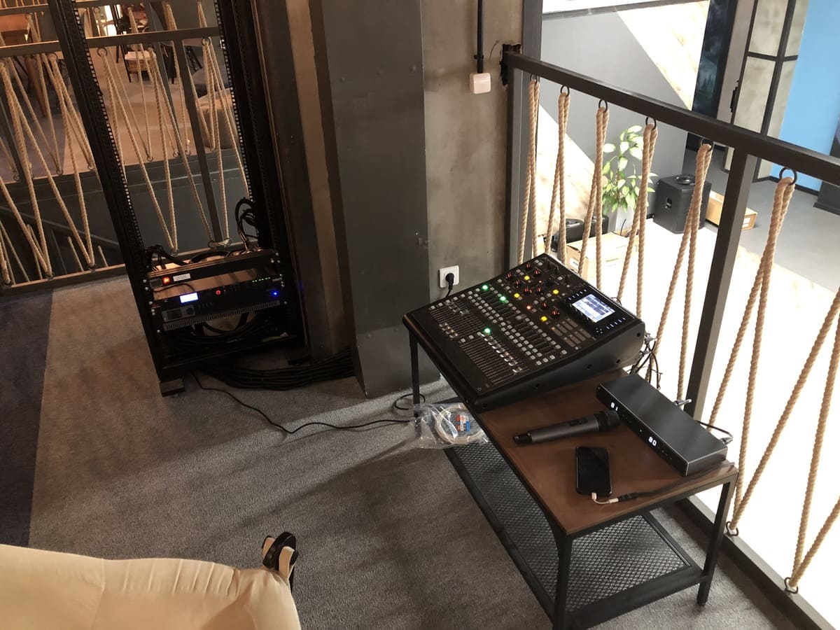 Поставка комплекта кабеля и выполнение протяжки трасс и вывода точек питания оборудования
Установка комплекта оборудования
Подключение устройств
Выполнение настройки оборудования
Обучение заказчика основам управления оборудованием